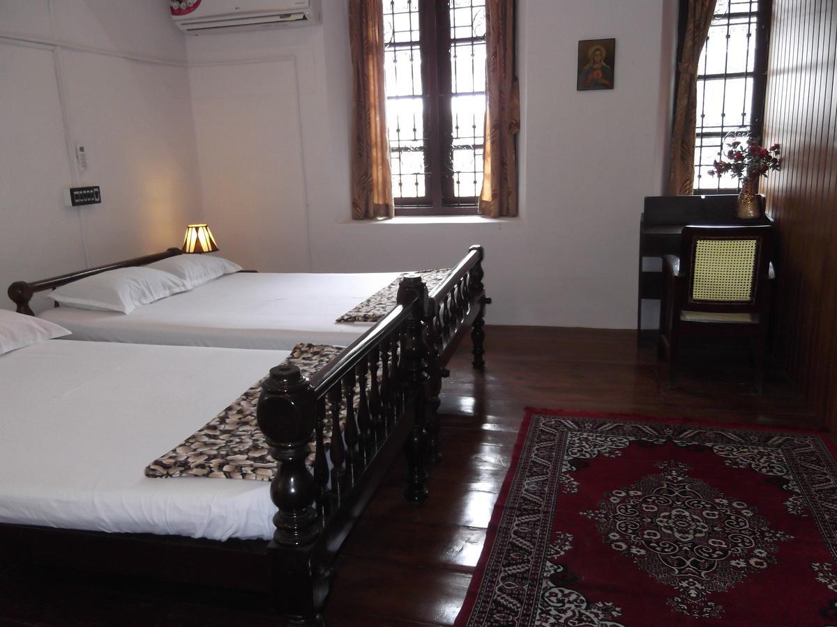 Madeleine Inn Kochi Exterior photo