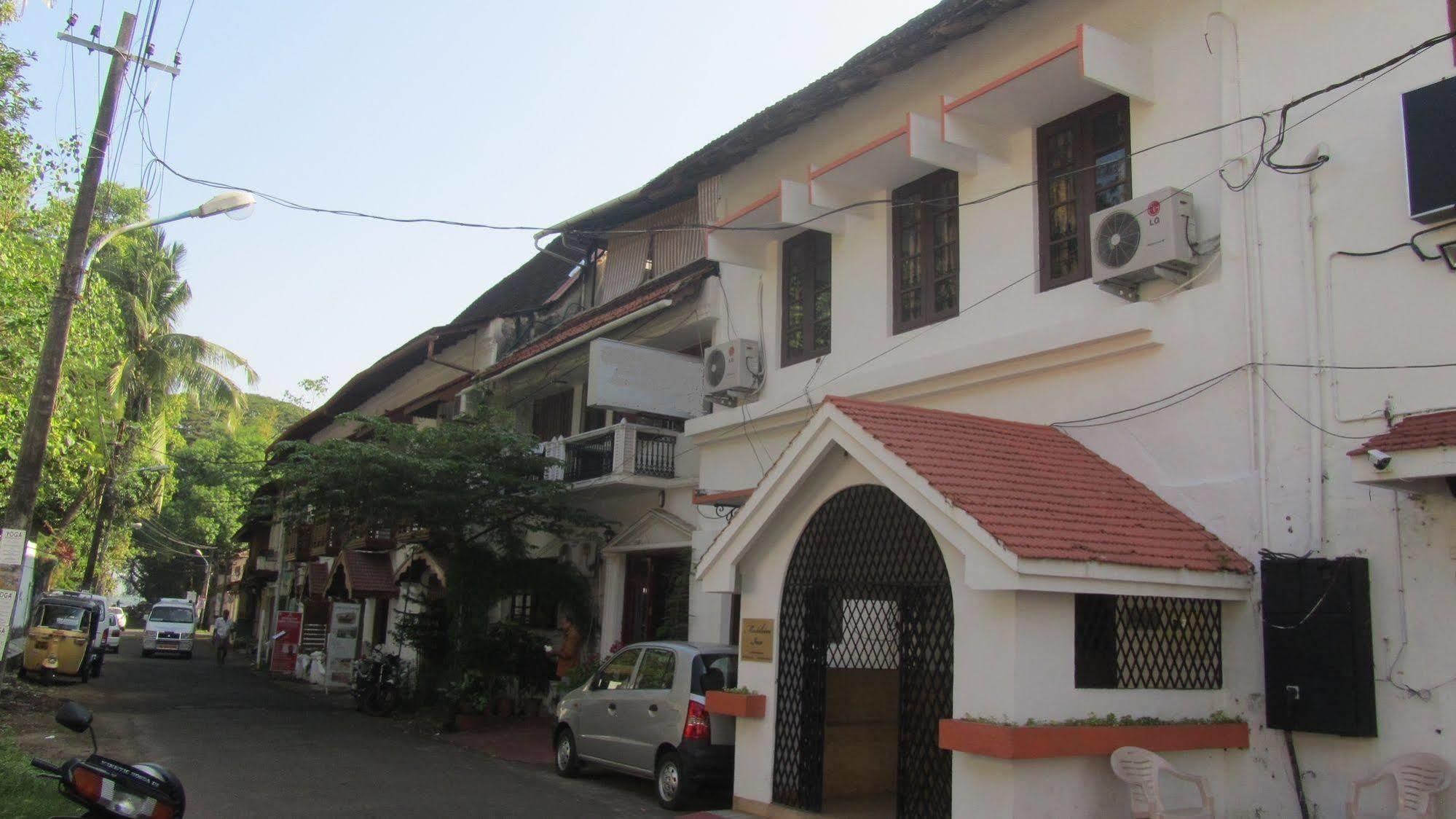 Madeleine Inn Kochi Exterior photo