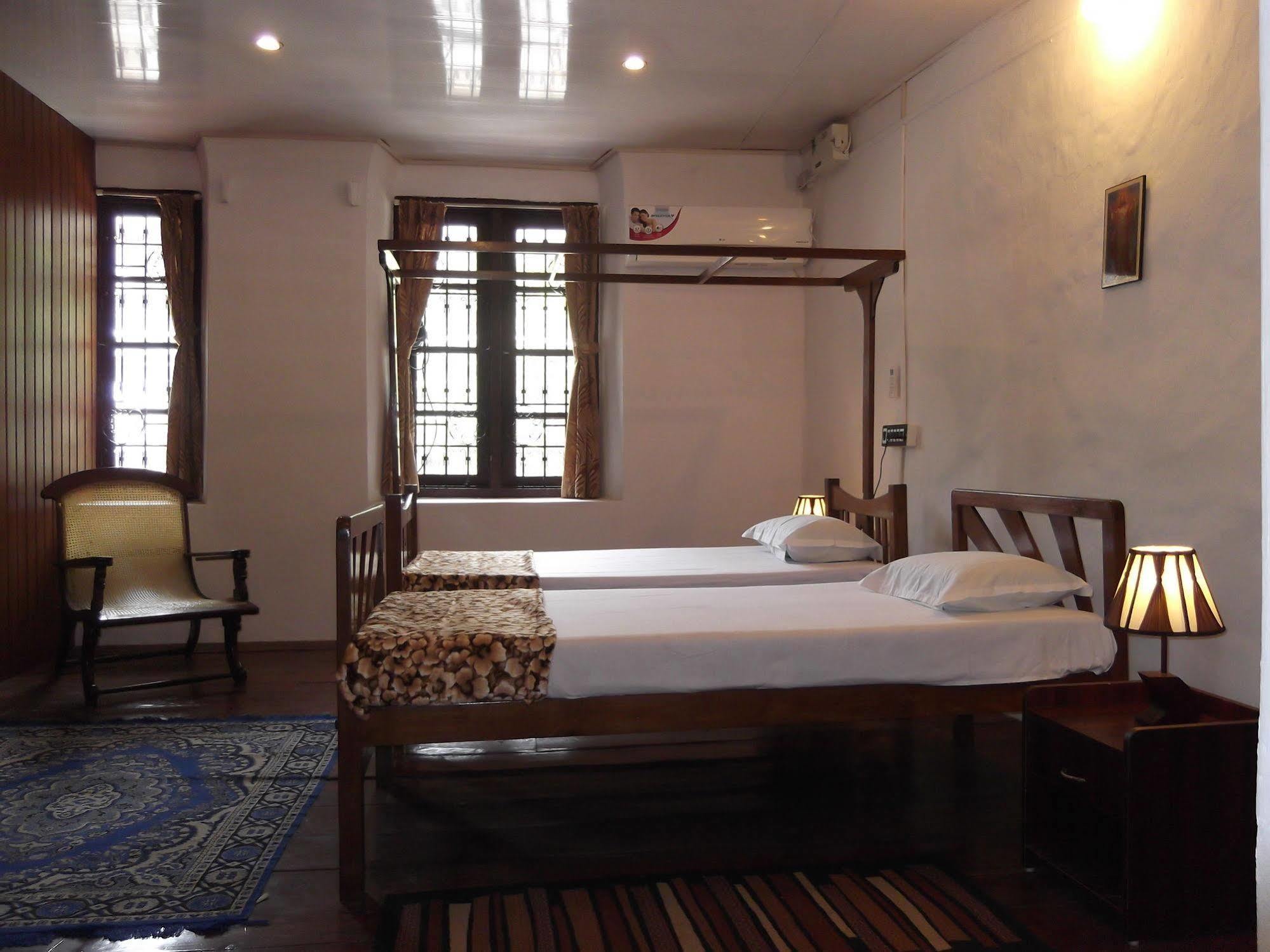Madeleine Inn Kochi Exterior photo